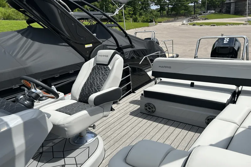 Slide: The Image of Harris Grand Mariner 250 2025 - 18