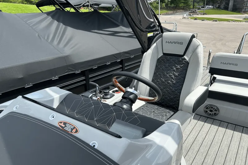 Slide: The Image of Harris Grand Mariner 250 2025 - 19