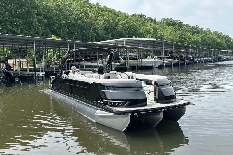 Slide: The Image of Harris Grand Mariner 250 2025 - 2