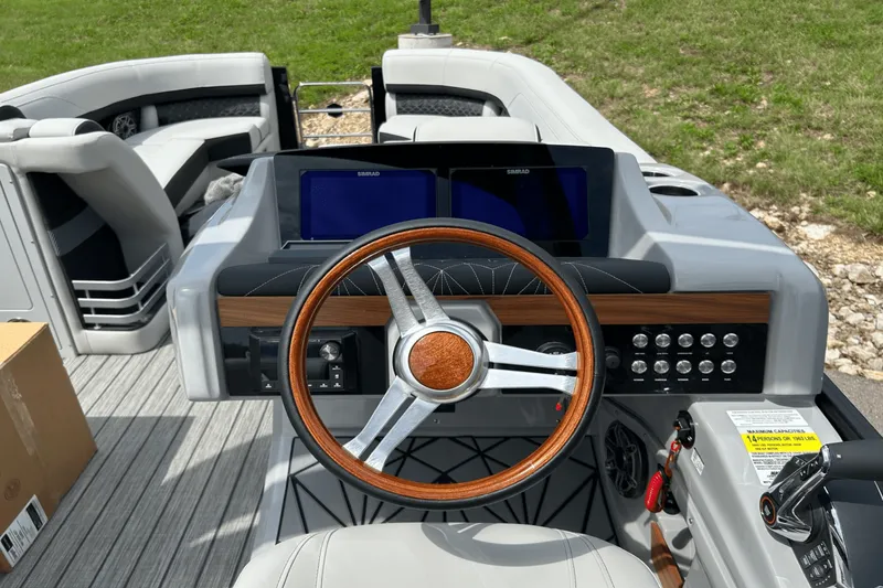 Slide: The Image of Harris Grand Mariner 250 2025 - 20