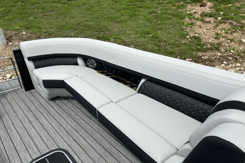 Slide: The Image of Harris Grand Mariner 250 2025 - 21