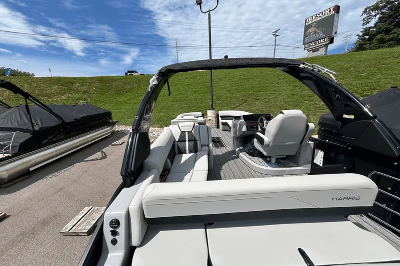 Slide: The Image of Harris Grand Mariner 250 2025 - 25