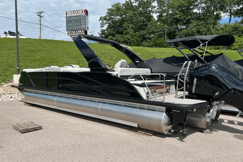 Slide: The Image of Harris Grand Mariner 250 2025 - 5
