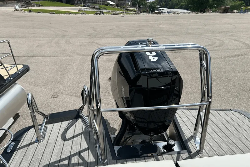 Slide: The Image of Harris Grand Mariner 250 2025 - 7