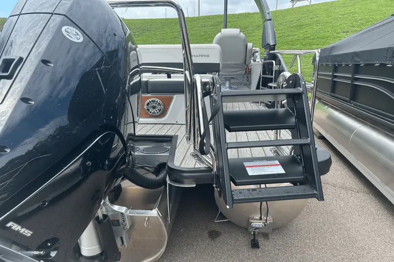 Slide: The Image of Harris Grand Mariner 250 2025 - 9