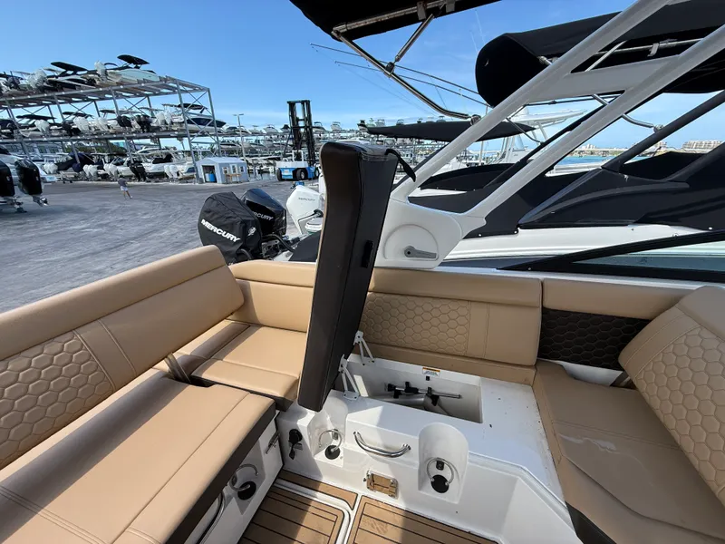 Slide: The Image of Sea Ray SDX 250 Outboard 2023 - 13