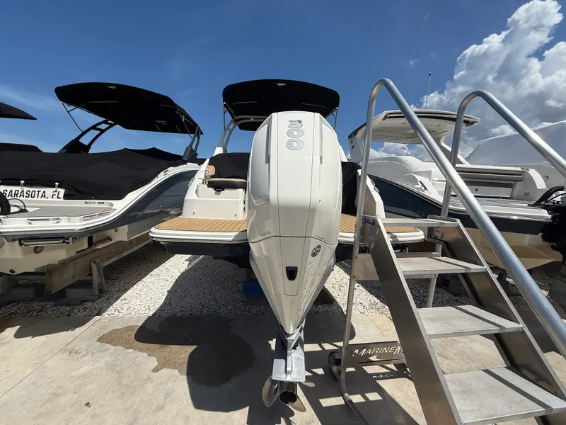 Slide: The Image of Sea Ray SDX 250 Outboard 2023 - 18