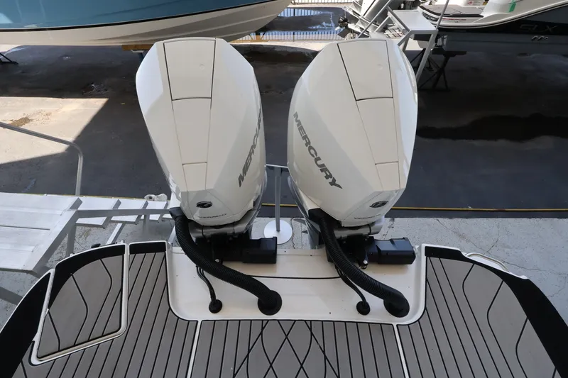 Slide: The Image of Sea Ray SLX 280 Outboard 2026 - 30