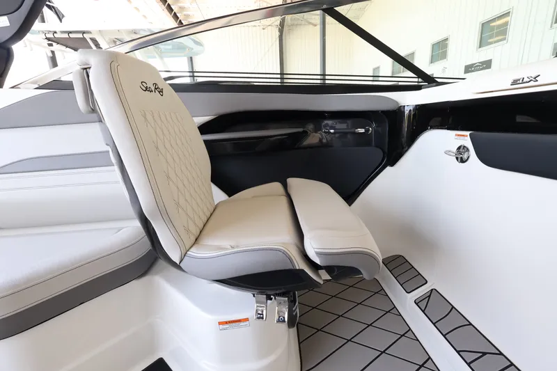 Slide: The Image of Sea Ray SLX 280 Outboard 2026 - 14