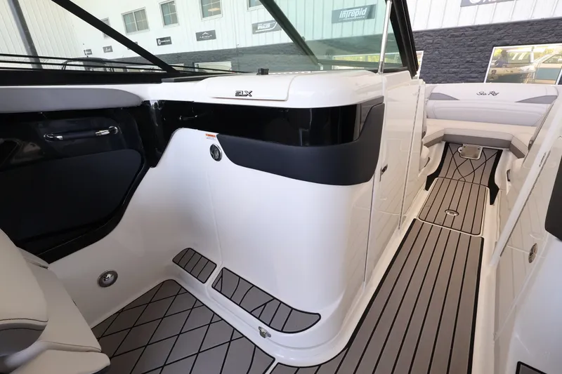 Slide: The Image of Sea Ray SLX 280 Outboard 2026 - 18