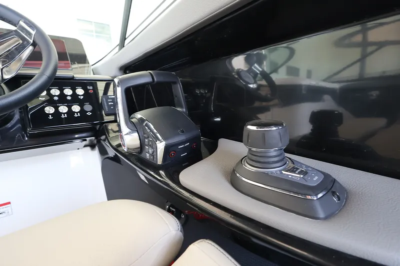 Slide: The Image of Sea Ray SLX 280 Outboard 2026 - 16