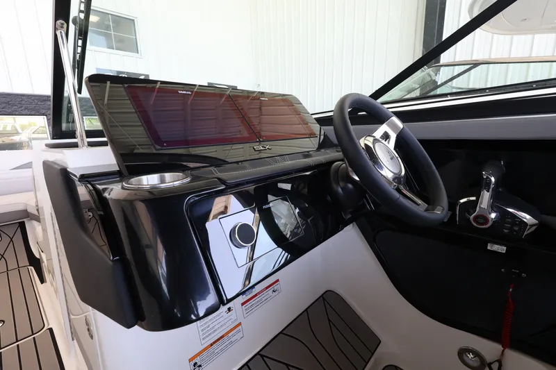 Slide: The Image of Sea Ray SLX 280 Outboard 2026 - 17