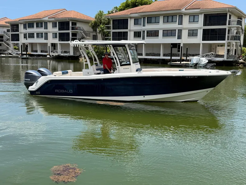 The Image of Robalo R302 CENTER CONSOLE 2017 - 0