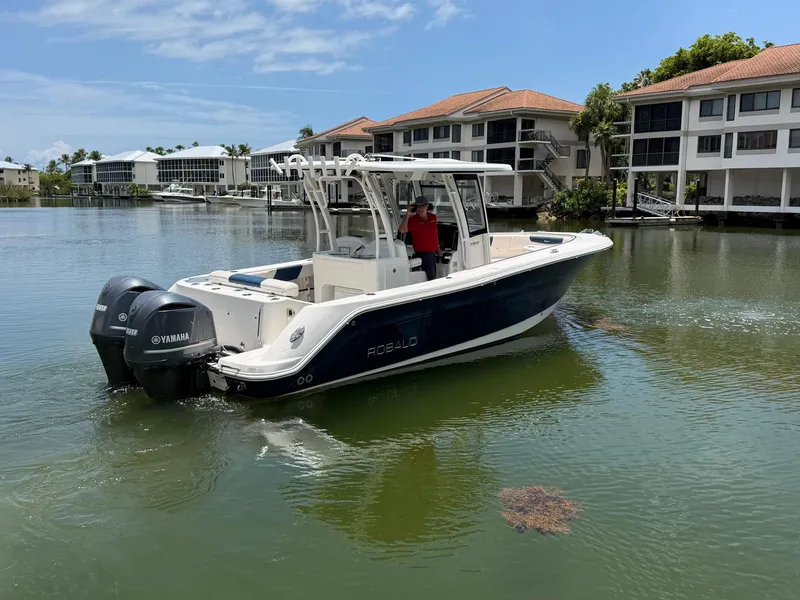 Slide: The Image of Robalo R302 CENTER CONSOLE 2017 - 10