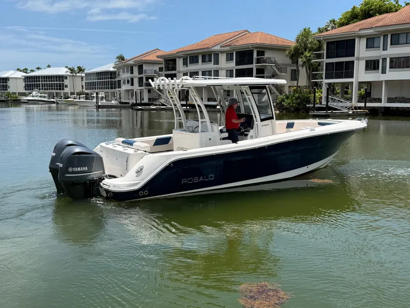 Slide: The Image of Robalo R302 CENTER CONSOLE 2017 - 11