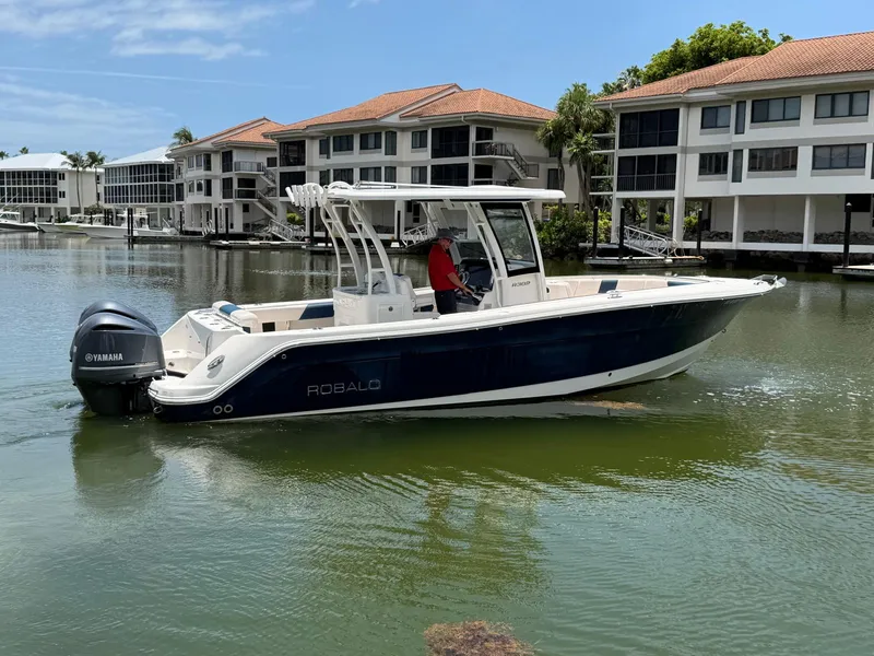 Slide: The Image of Robalo R302 CENTER CONSOLE 2017 - 12
