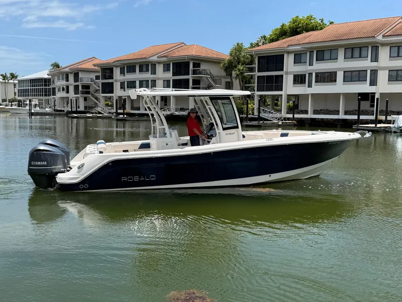 Slide: The Image of Robalo R302 CENTER CONSOLE 2017 - 13