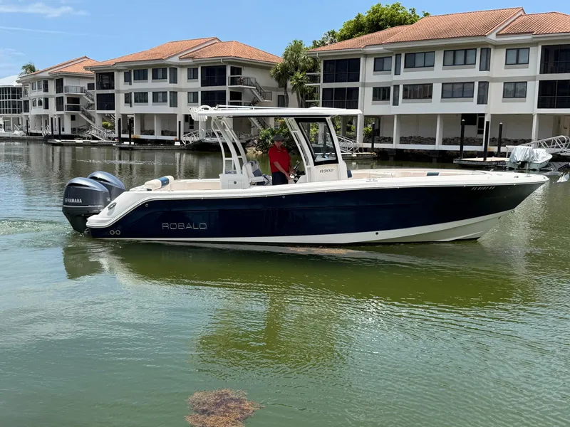 Slide: The Image of Robalo R302 CENTER CONSOLE 2017 - 14