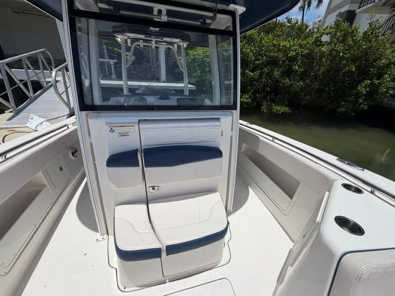 Slide: The Image of Robalo R302 CENTER CONSOLE 2017 - 16