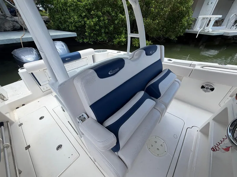 Slide: The Image of Robalo R302 CENTER CONSOLE 2017 - 20