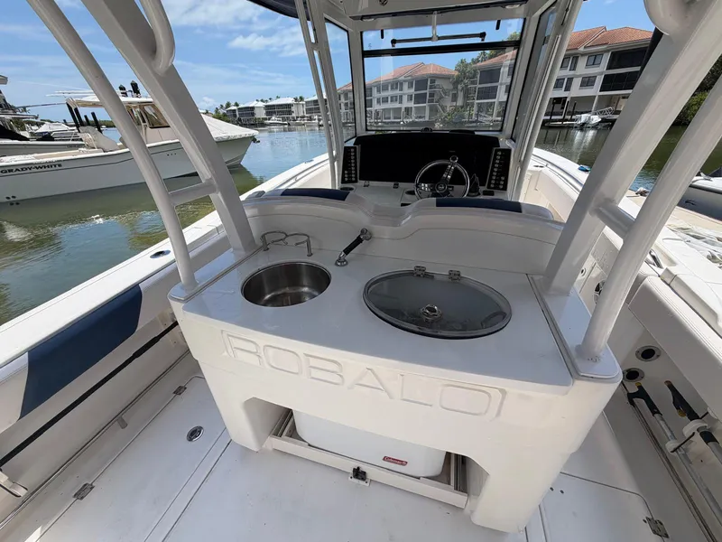 Slide: The Image of Robalo R302 CENTER CONSOLE 2017 - 21