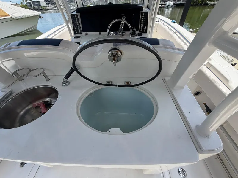 Slide: The Image of Robalo R302 CENTER CONSOLE 2017 - 22