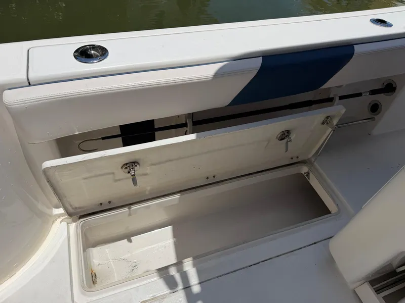 Slide: The Image of Robalo R302 CENTER CONSOLE 2017 - 23