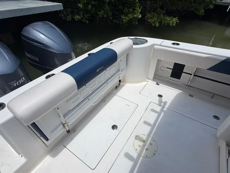 Slide: The Image of Robalo R302 CENTER CONSOLE 2017 - 24