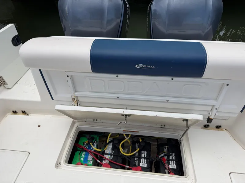 Slide: The Image of Robalo R302 CENTER CONSOLE 2017 - 26