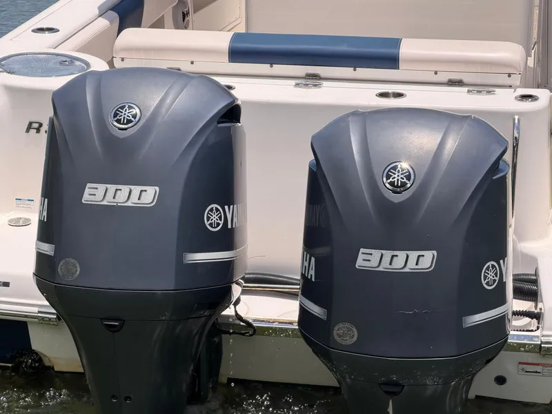 Slide: The Image of Robalo R302 CENTER CONSOLE 2017 - 27