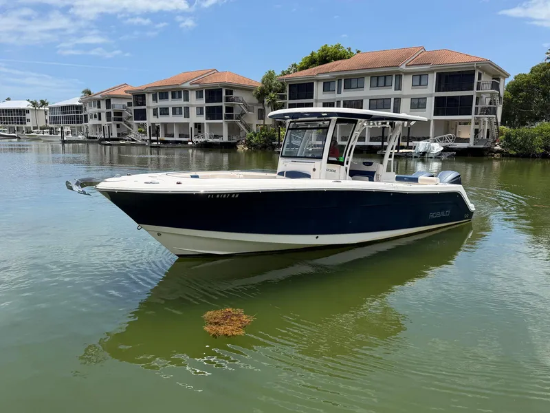 Slide: The Image of Robalo R302 CENTER CONSOLE 2017 - 5