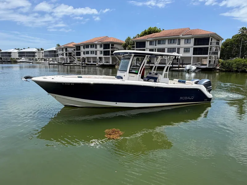 Slide: The Image of Robalo R302 CENTER CONSOLE 2017 - 6