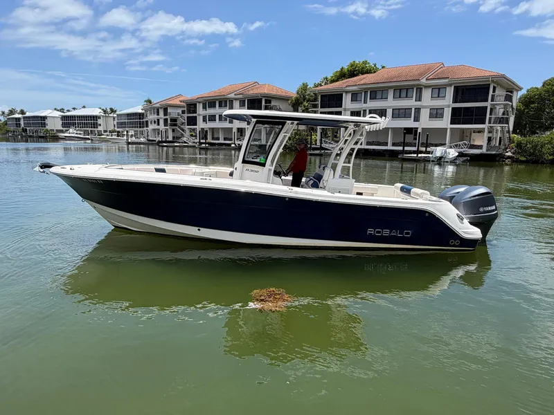 Slide: The Image of Robalo R302 CENTER CONSOLE 2017 - 7