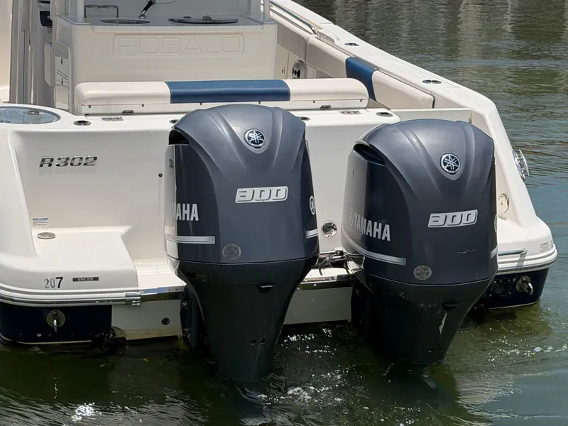 Slide: The Image of Robalo R302 CENTER CONSOLE 2017 - 9