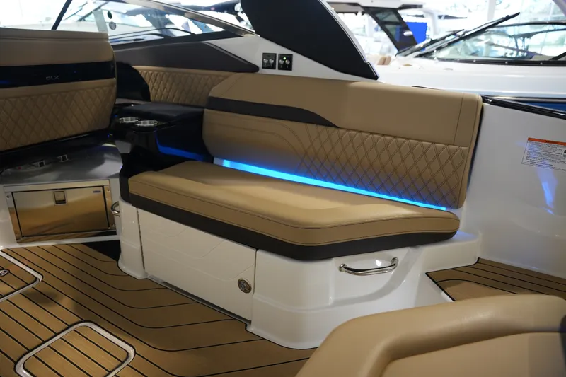 Slide: The Image of Sea Ray SLX 280 2026 - 17