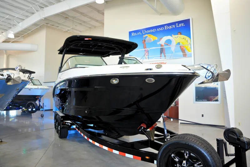 Slide: The Image of Sea Ray SLX 280 2026 - 2