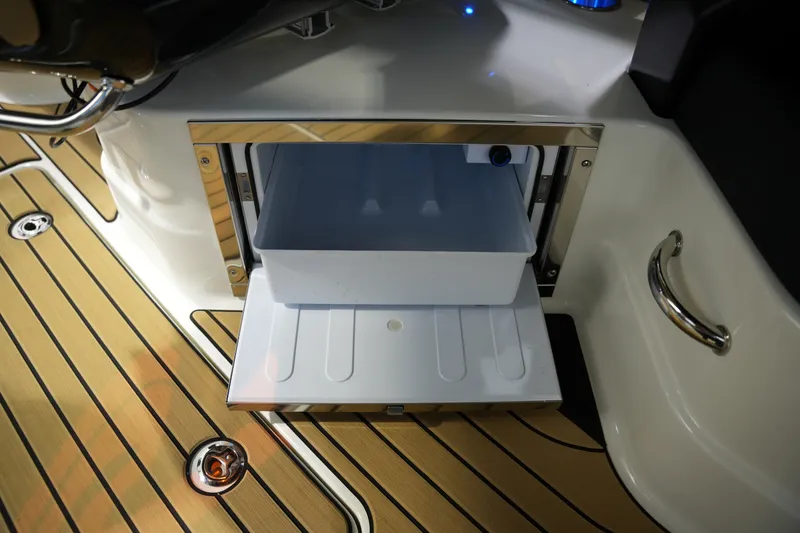 Slide: The Image of Sea Ray SLX 280 2026 - 23
