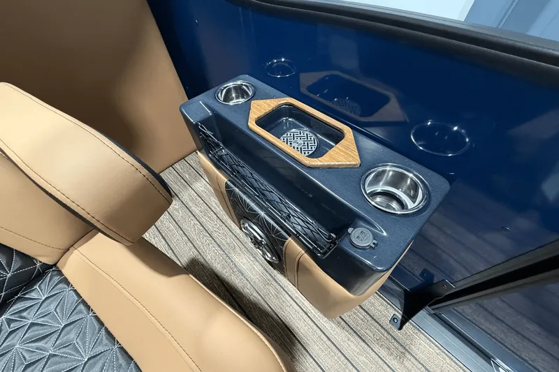 Slide: The Image of Harris 230 Grand Mariner 2025 - 18