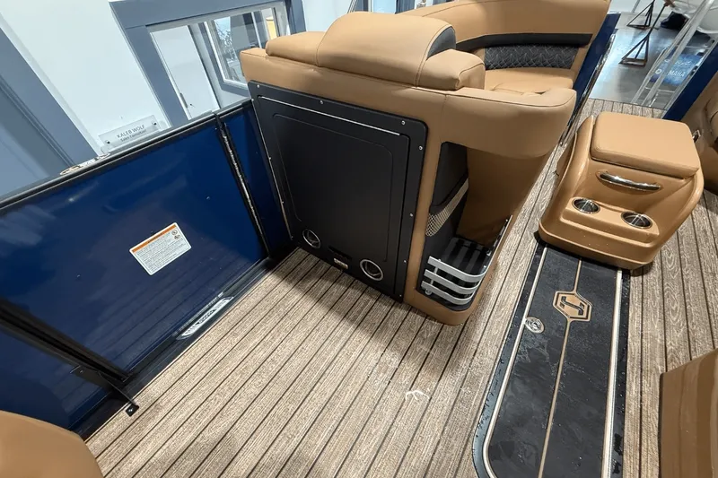 Slide: The Image of Harris 230 Grand Mariner 2025 - 19