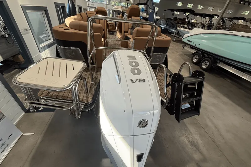 Slide: The Image of Harris 230 Grand Mariner 2025 - 8