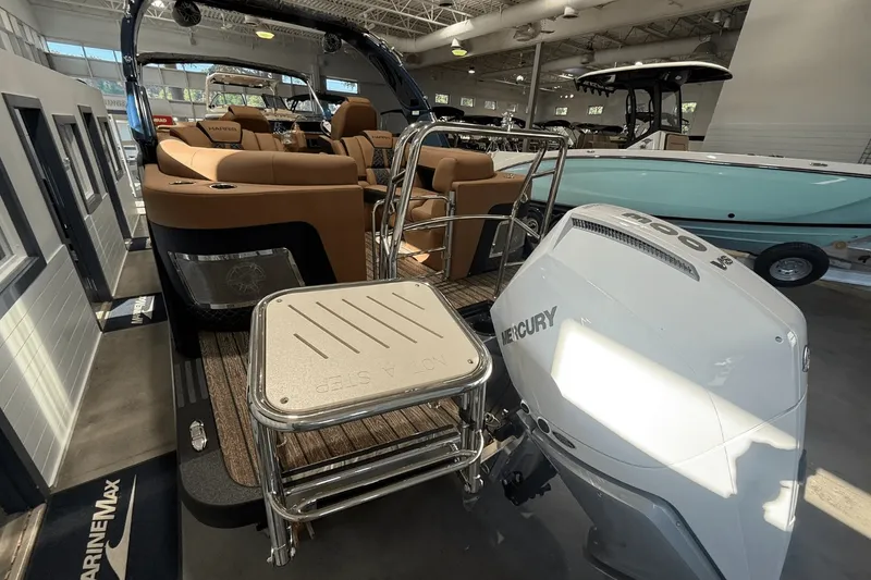 Slide: The Image of Harris 230 Grand Mariner 2025 - 9