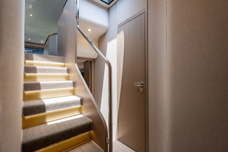 Slide: The Image of Azimut 60 FLY 2024 - 16