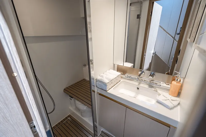 Slide: The Image of Azimut 60 FLY 2024 - 18