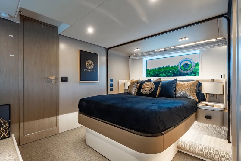 Slide: The Image of Azimut 60 FLY 2024 - 25