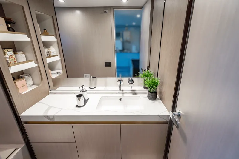 Slide: The Image of Azimut 60 FLY 2024 - 27