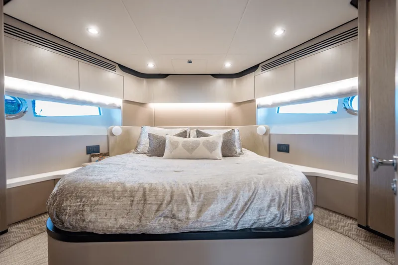 Slide: The Image of Azimut 60 FLY 2024 - 30