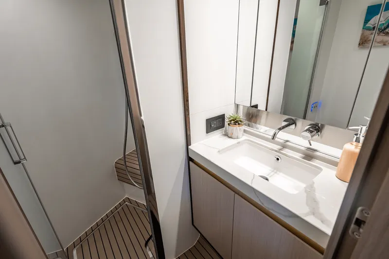 Slide: The Image of Azimut 60 FLY 2024 - 34