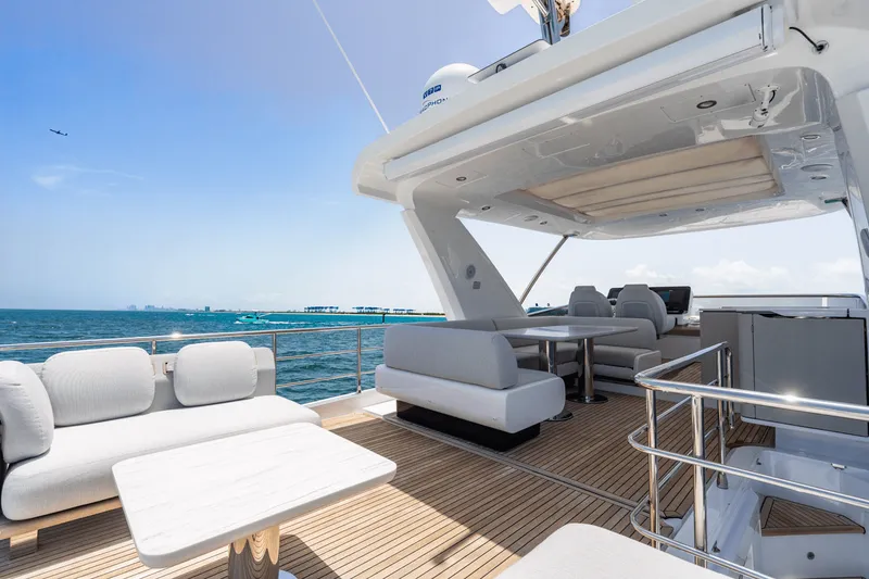 Slide: The Image of Azimut 60 FLY 2024 - 56