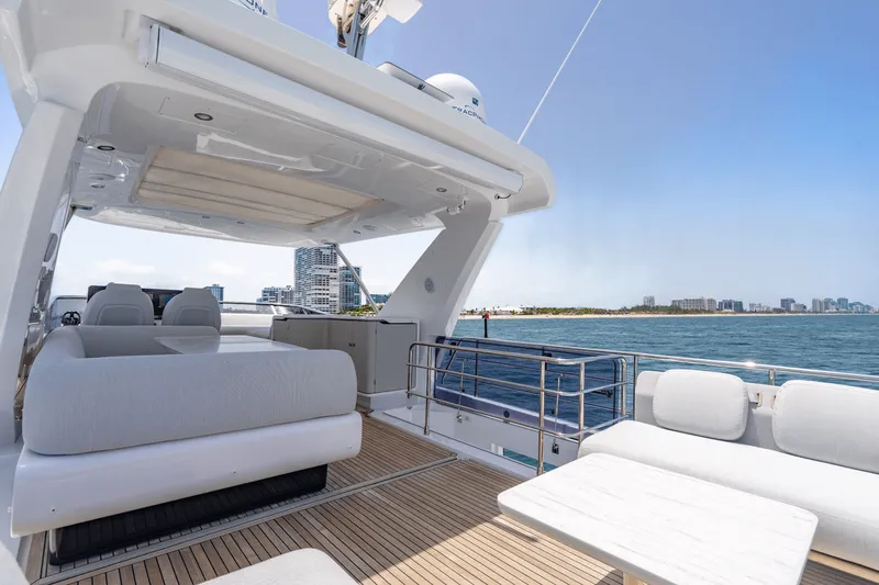 Slide: The Image of Azimut 60 FLY 2024 - 57