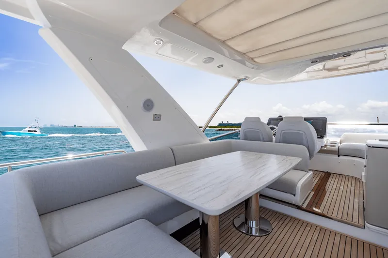 Slide: The Image of Azimut 60 FLY 2024 - 61